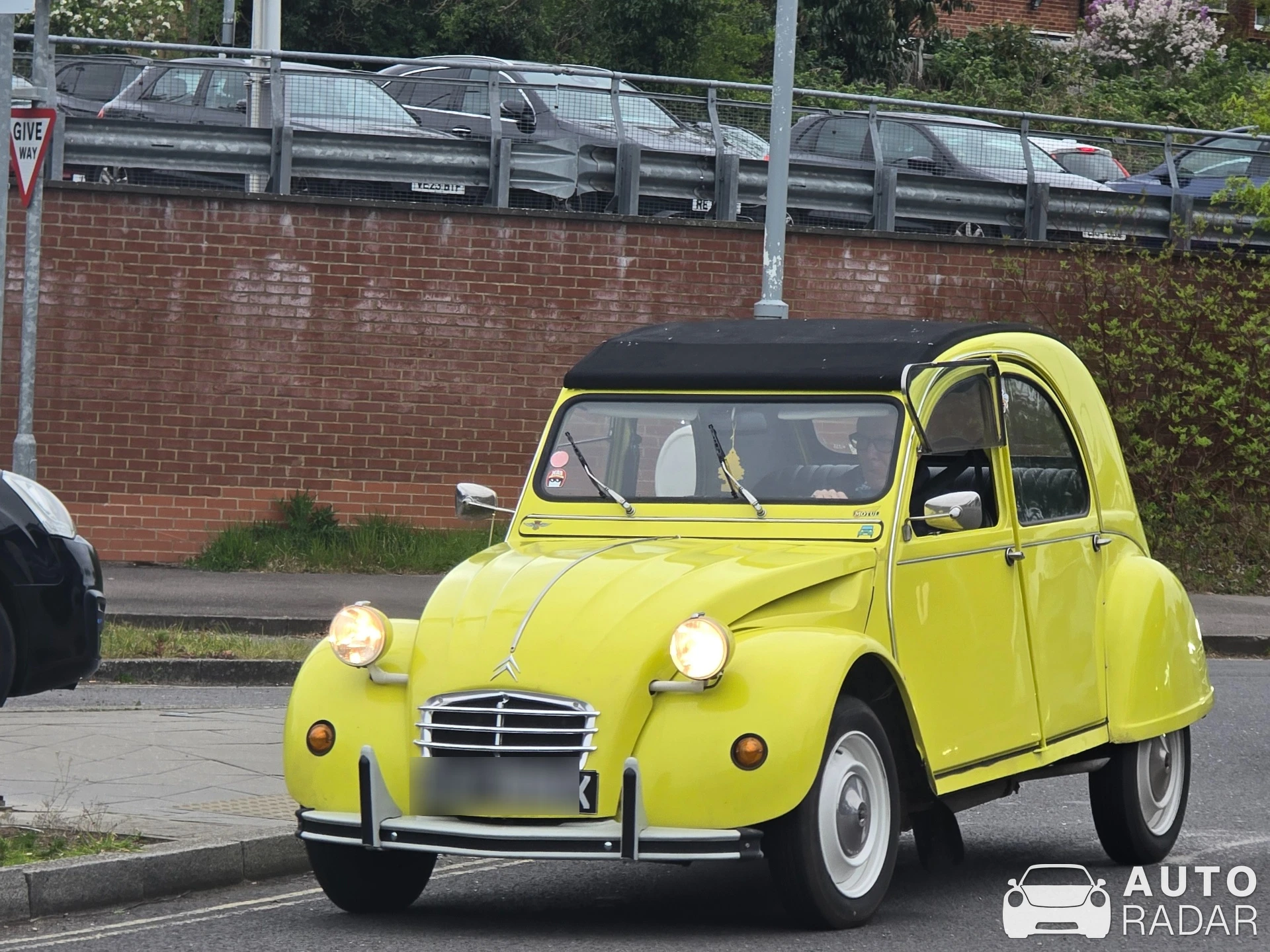 Citroën 2CV6 Special spotted in Wokingham