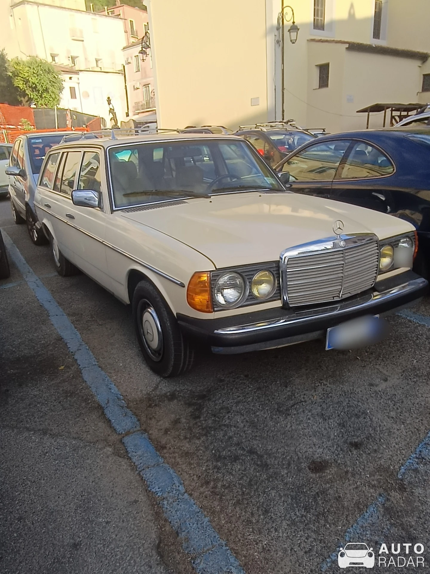 Mercedes-Benz 280 W115 spotted in Maratea
