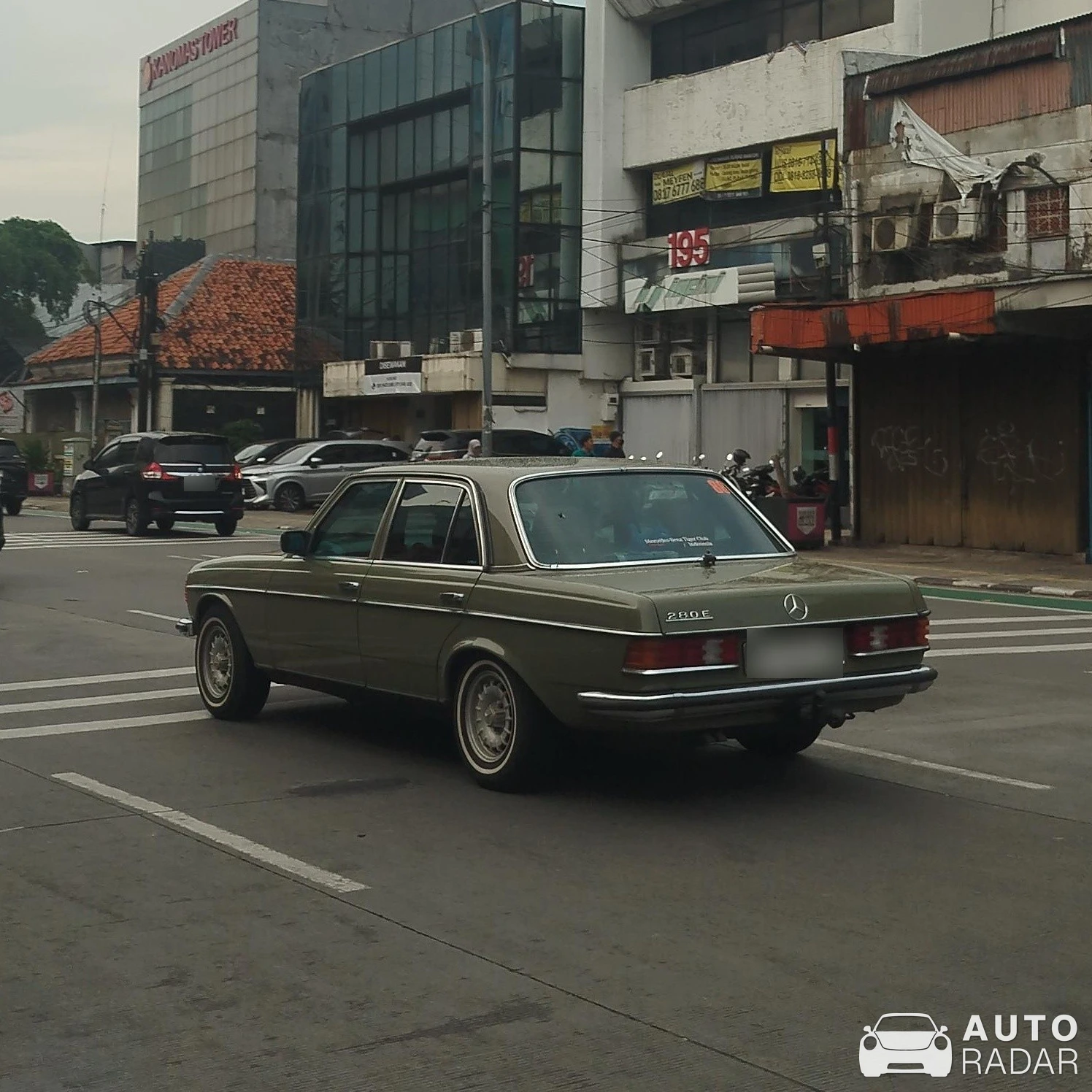 Mercedes-Benz 200E W123 spotted in Jakarta