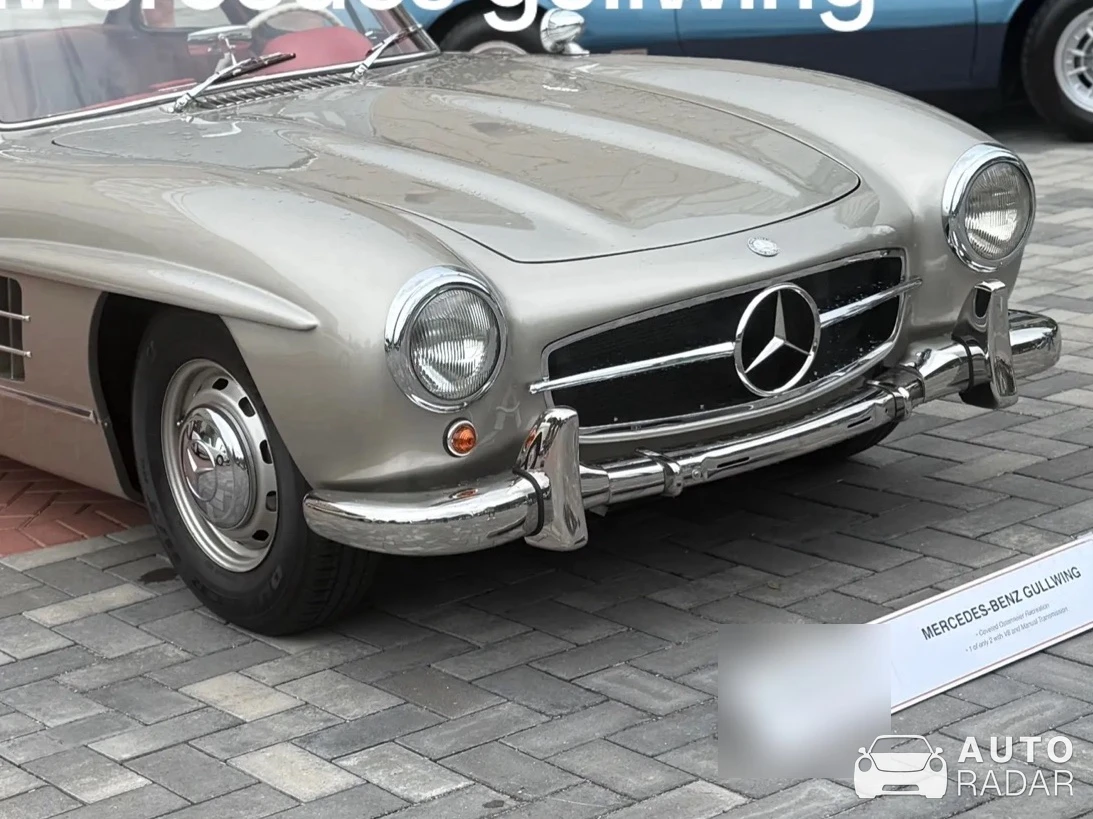 Mercedes-Benz 300SL Gullwing spotted in Seaside