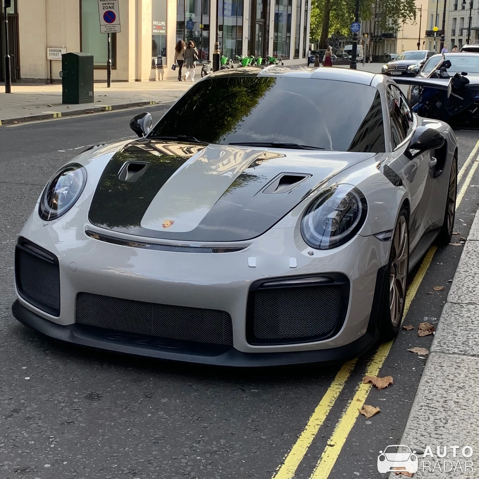 Porsche 991 GT2 RS spotted in Greater London, United Kingdom
