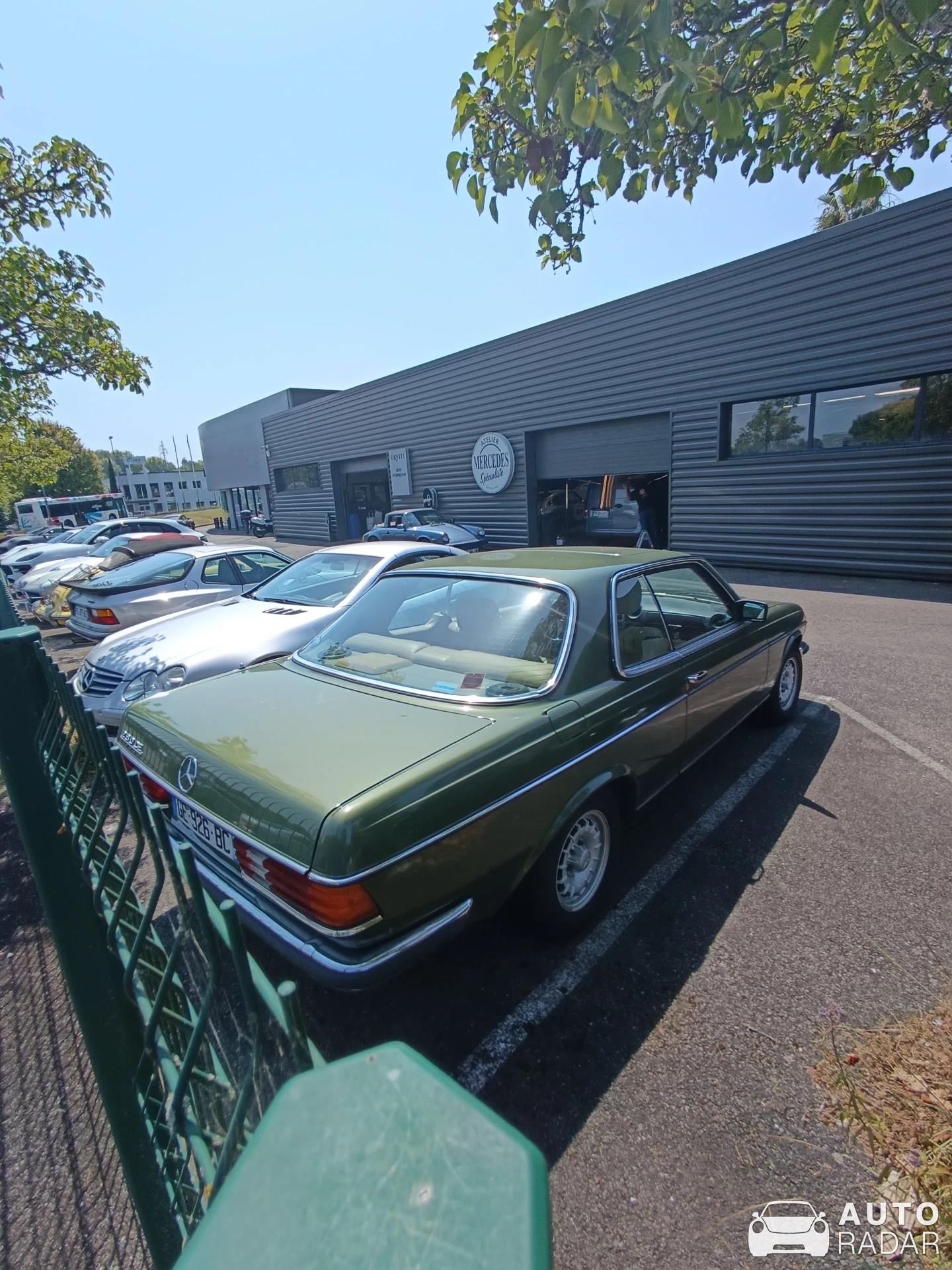 Mercedes-Benz 250CE W114 spotted in Anglet