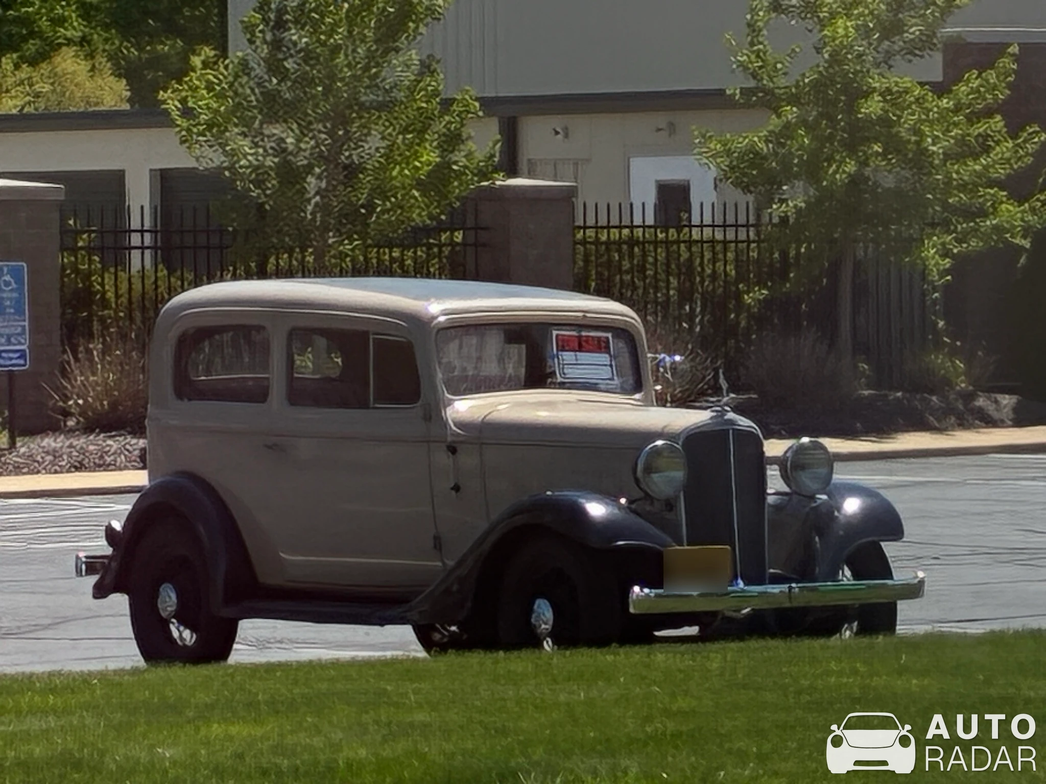 Plymouth Deluxe spotted in Avon