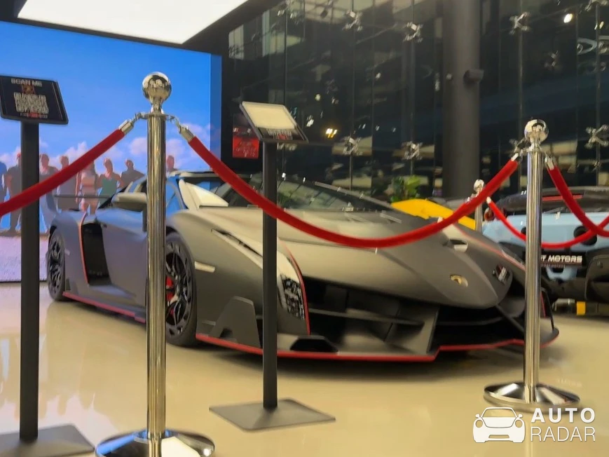 Lamborghini Veneno LP750-4 Roadster spotted in Dubai