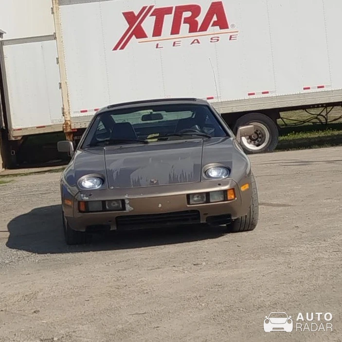 Porsche 944 spotted in Rimouski