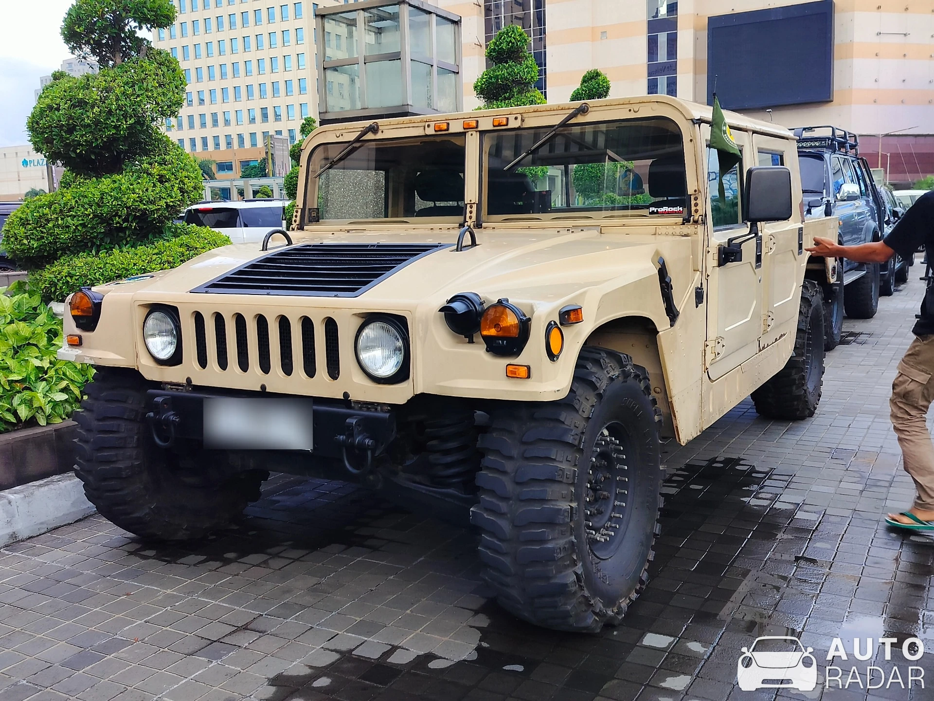 Hummer H1 spotted in Kota Jakarta Pusat, Indonesia