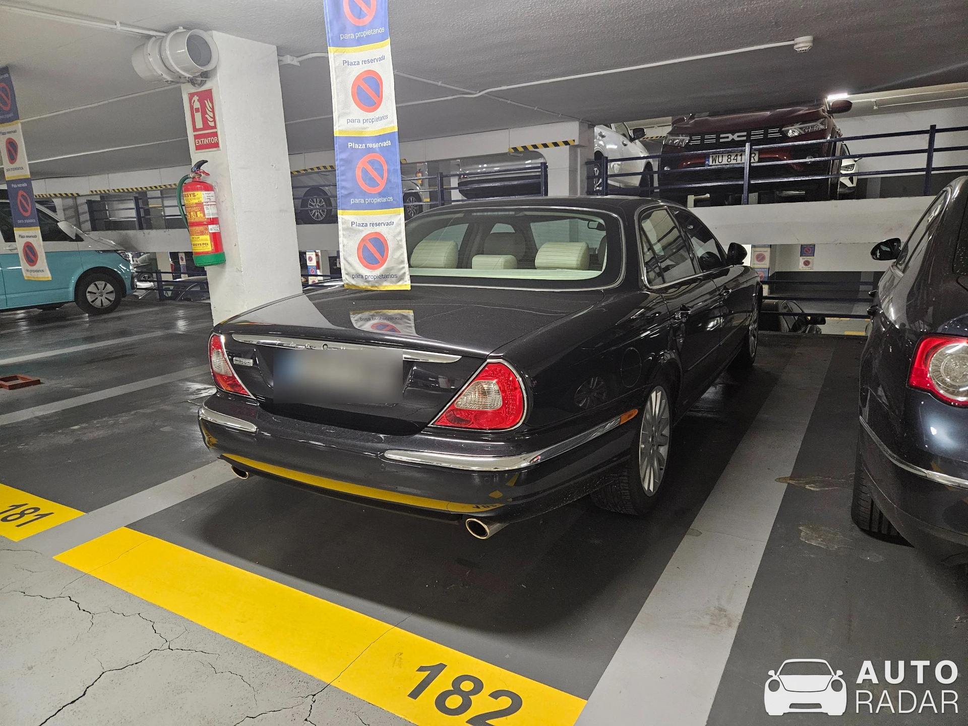 Jaguar XJ8 spotted in Zaragoza