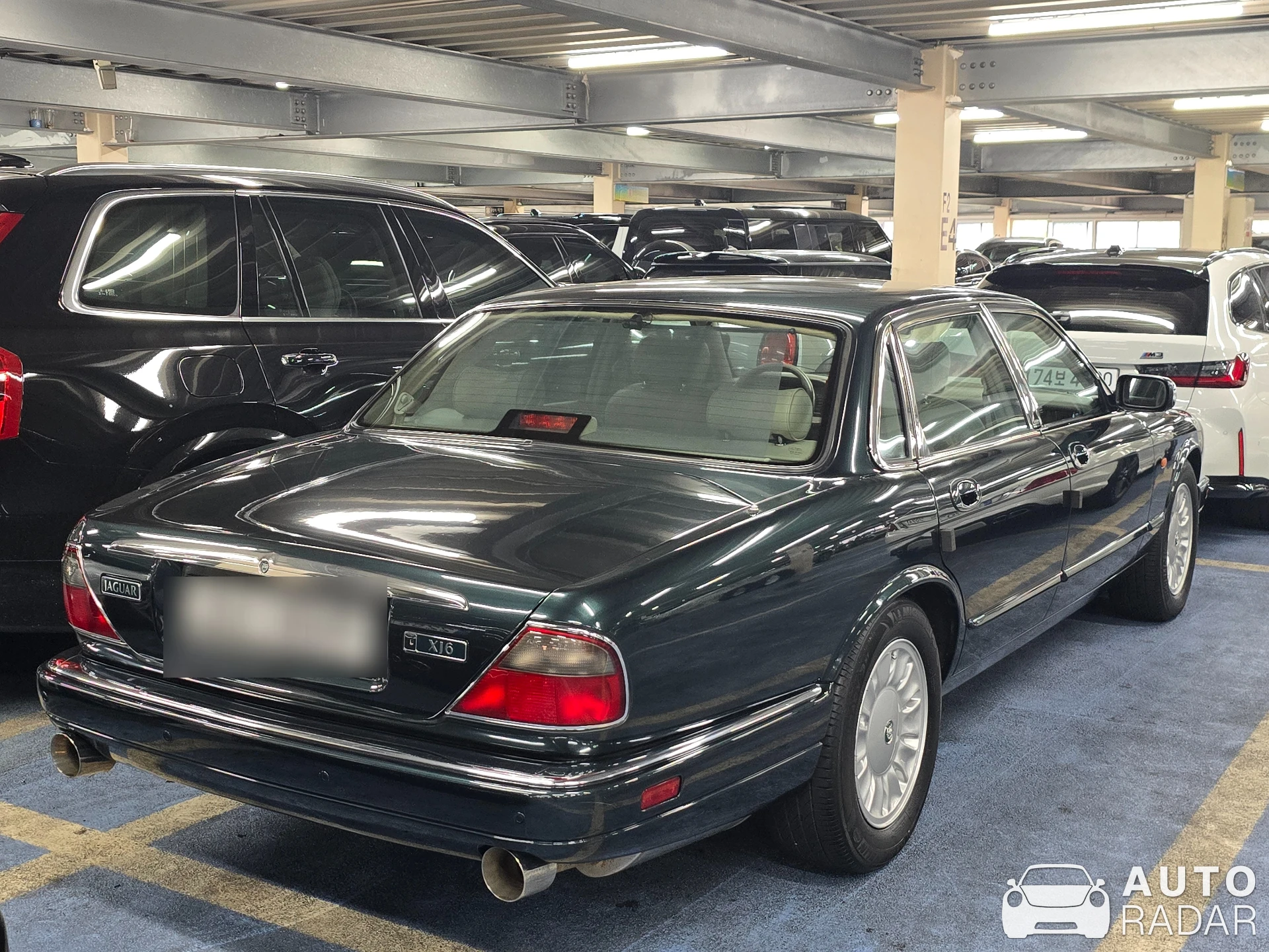 Jaguar XJ8 spotted in Seoul