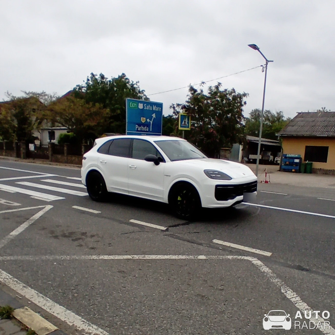Porsche Cayenne Coupé E-Hybrid spotted in Tămășeu, Romania