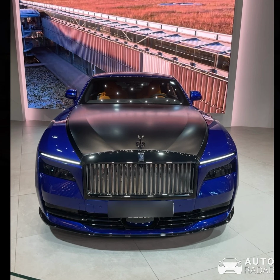 Rolls-Royce Spectre spotted in München, Deutschland
