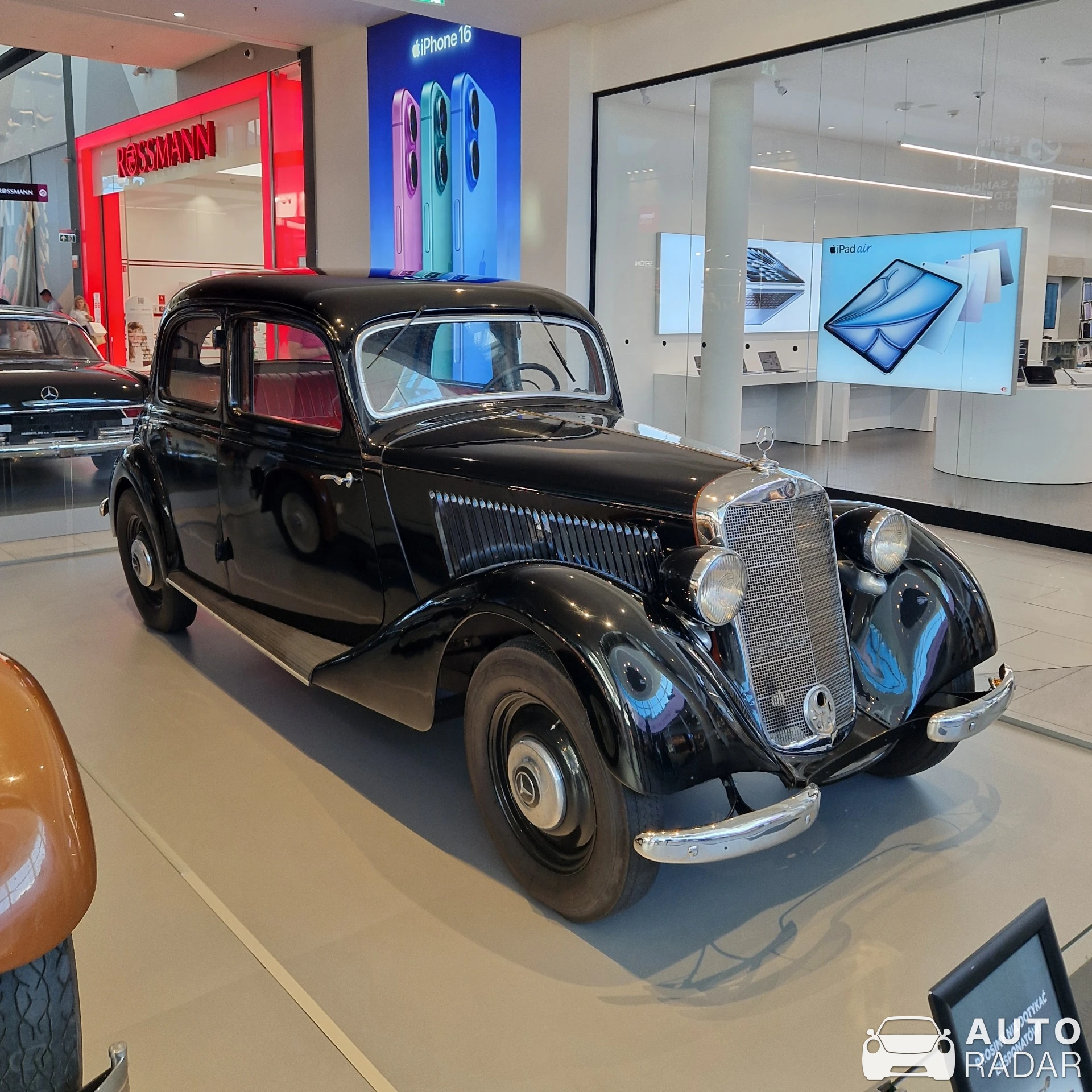 Mercedes-Benz 230 W21 spotted in Janki