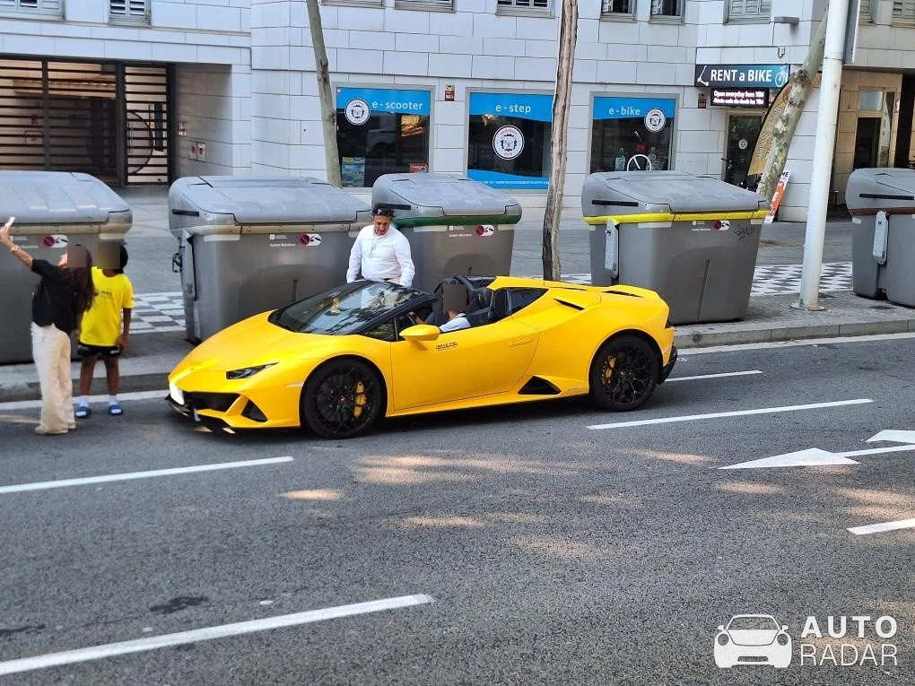 Lamborghini Huracán LP610-4 Spyder spotted in Barcelona, Spain