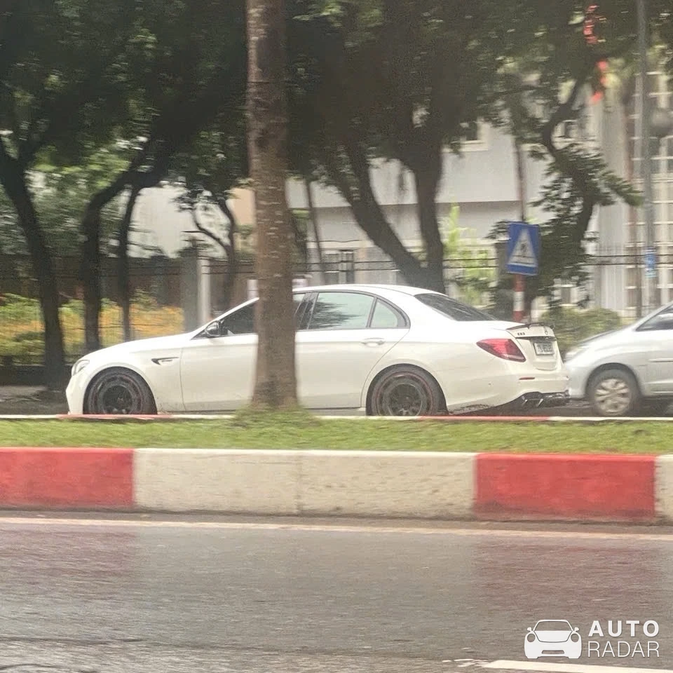 Mercedes-AMG Renntech E 63 S W213 spotted in Cổ Nhuế 1, Việt Nam
