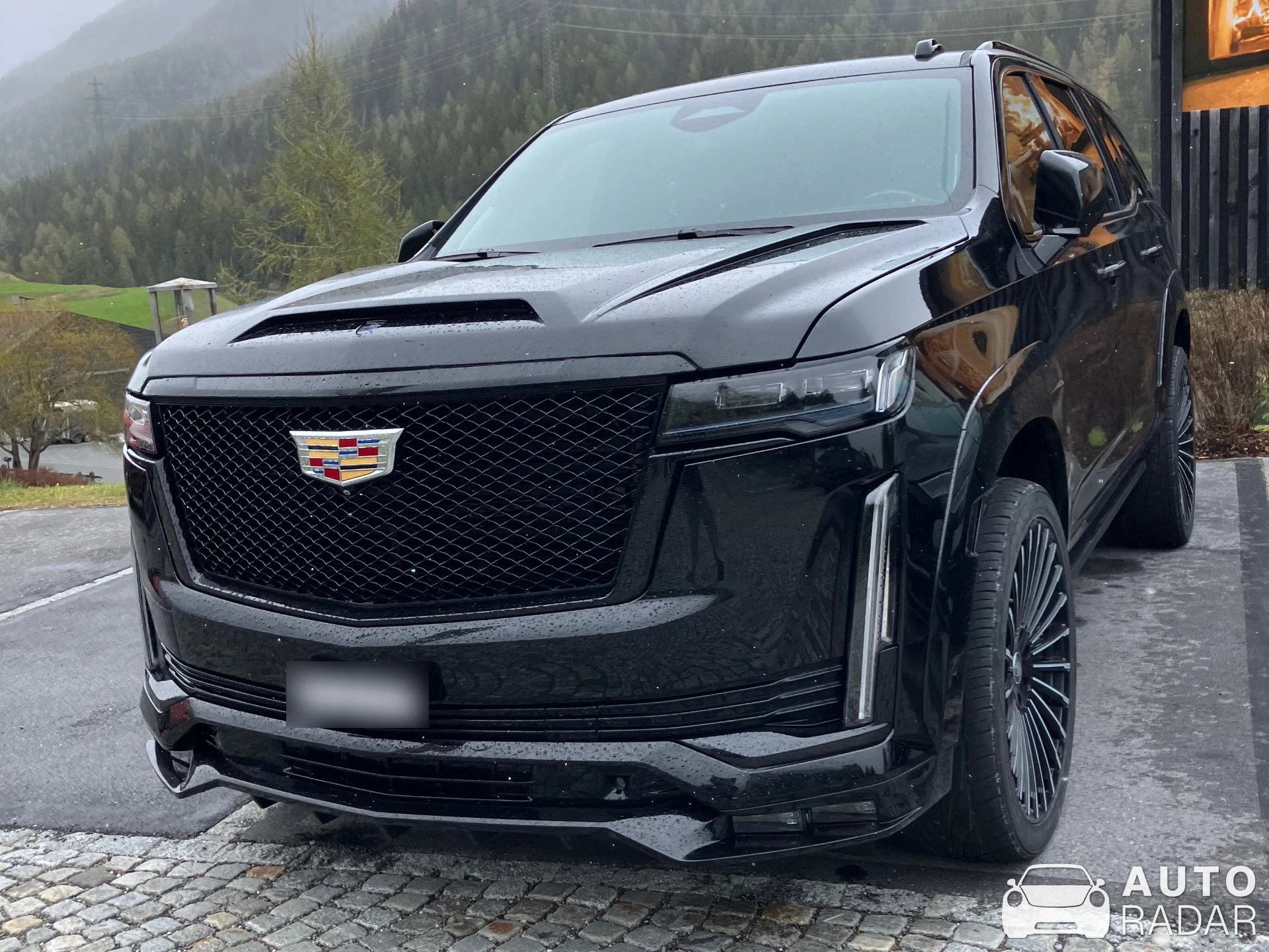 Cadillac Escalade Larte Design spotted in Brail
