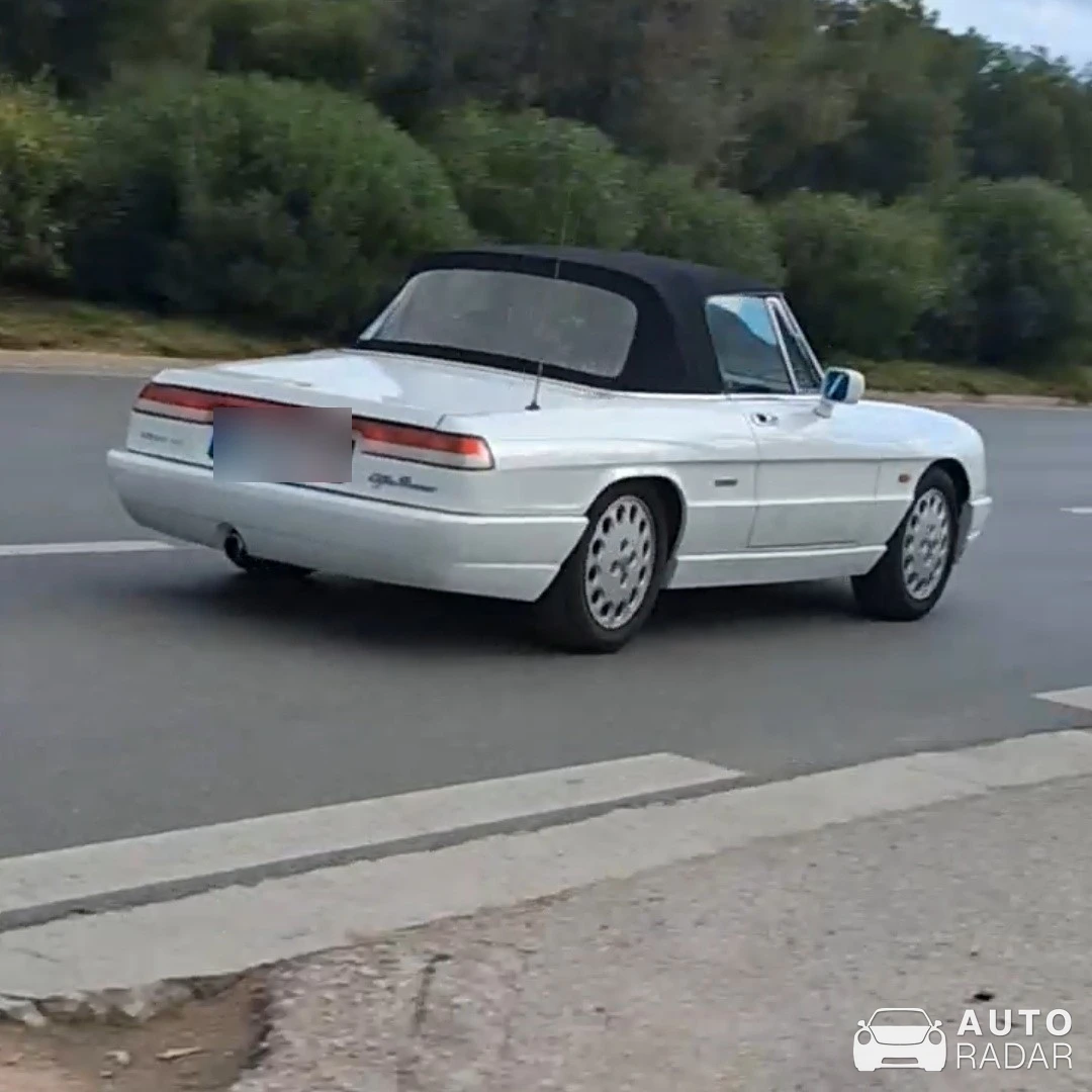 Alfa Romeo Spider 2.0i spotted in Voula, Greece