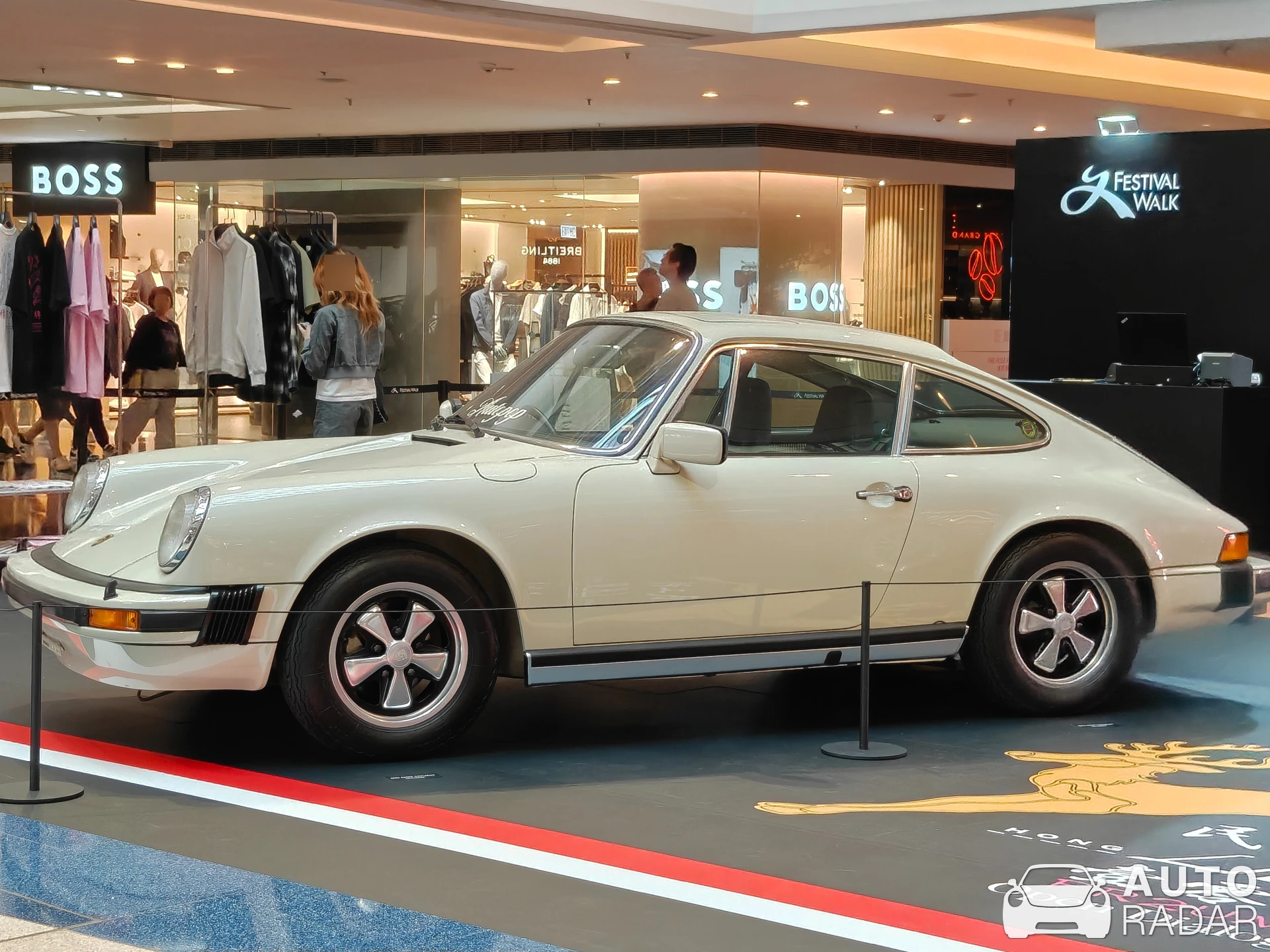 Porsche 911 Carrera 2.7 spotted in Hong Kong