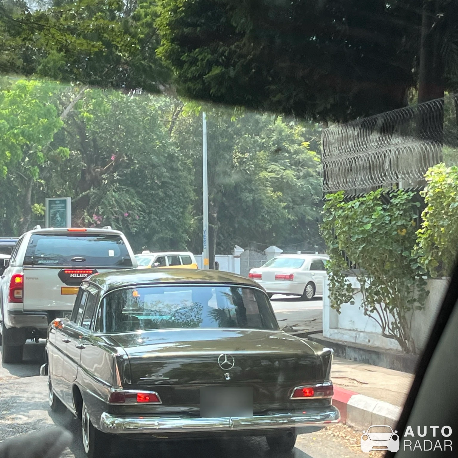 Mercedes-Benz 190E spotted in Yangon