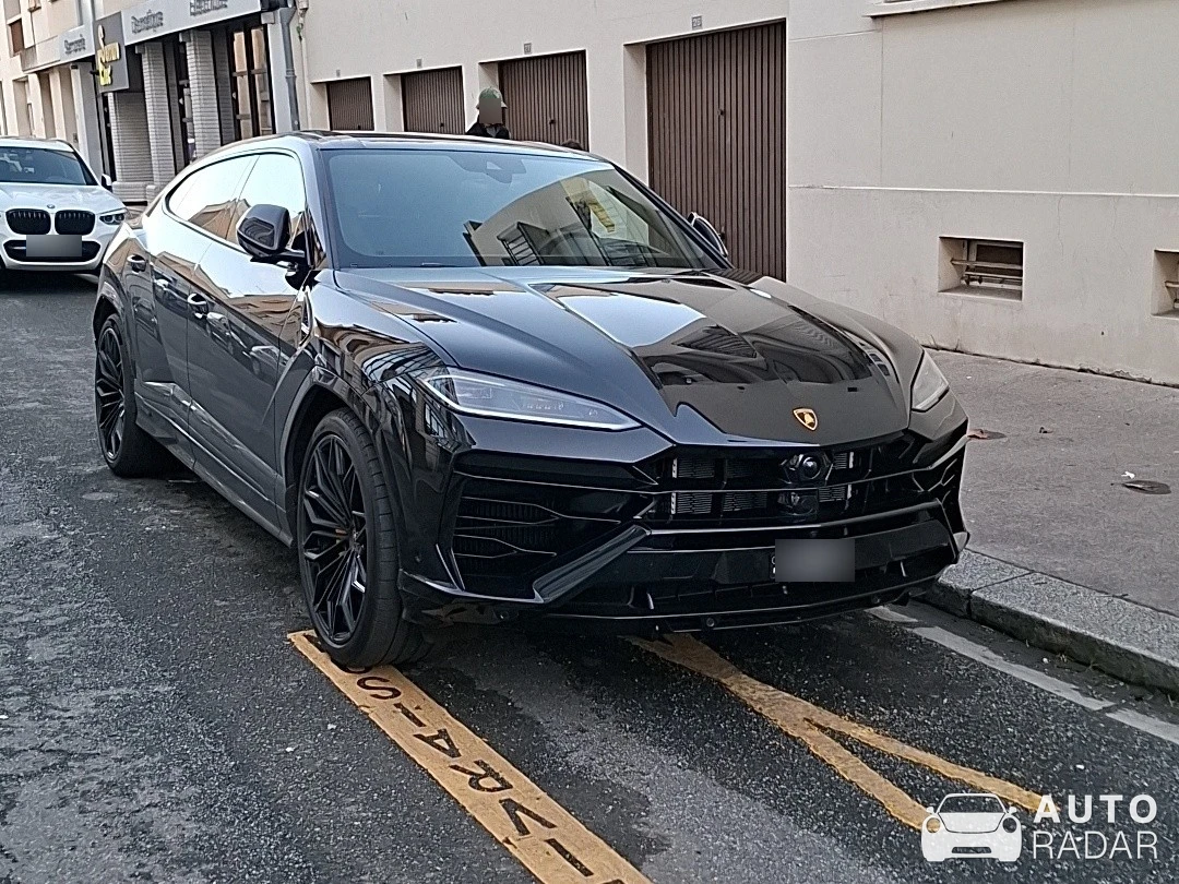 Lamborghini Urus SE spotted in Caen, France