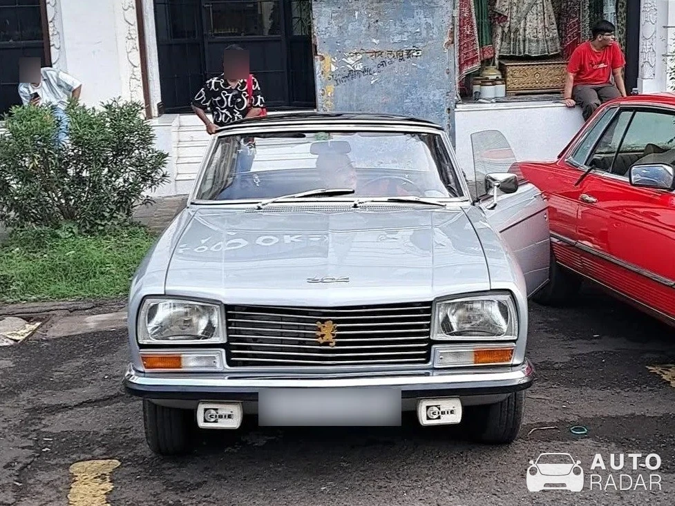 Peugeot 306 Cabrio spotted in Mumbai