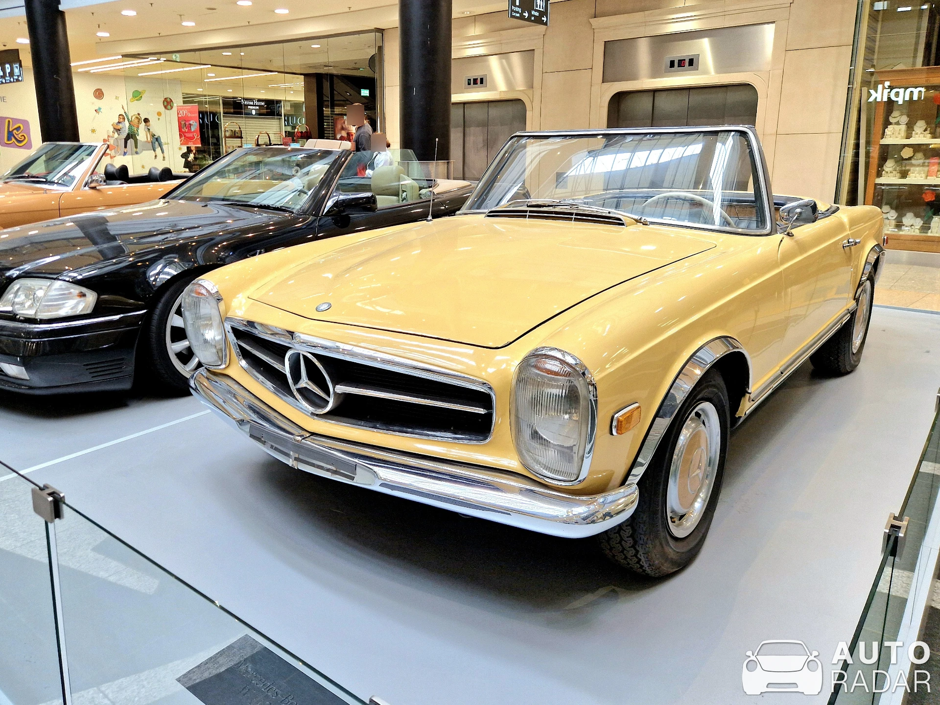 Mercedes-Benz 250SL spotted in Kraków