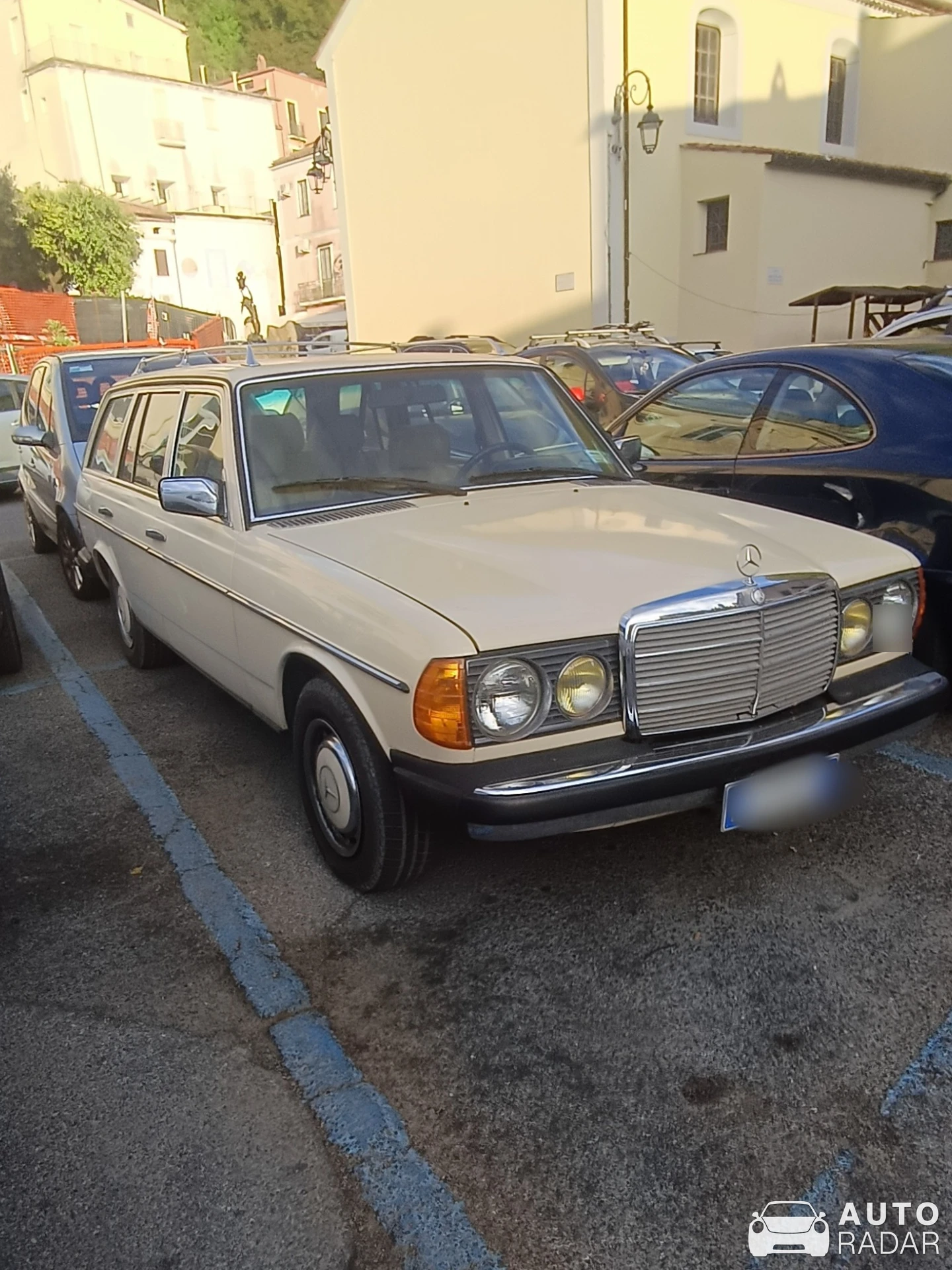 Mercedes-Benz 280 W115 spotted in Maratea, Italy