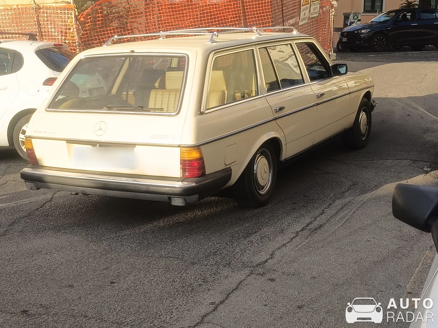 Mercedes-Benz 280 W115 spotted in Maratea