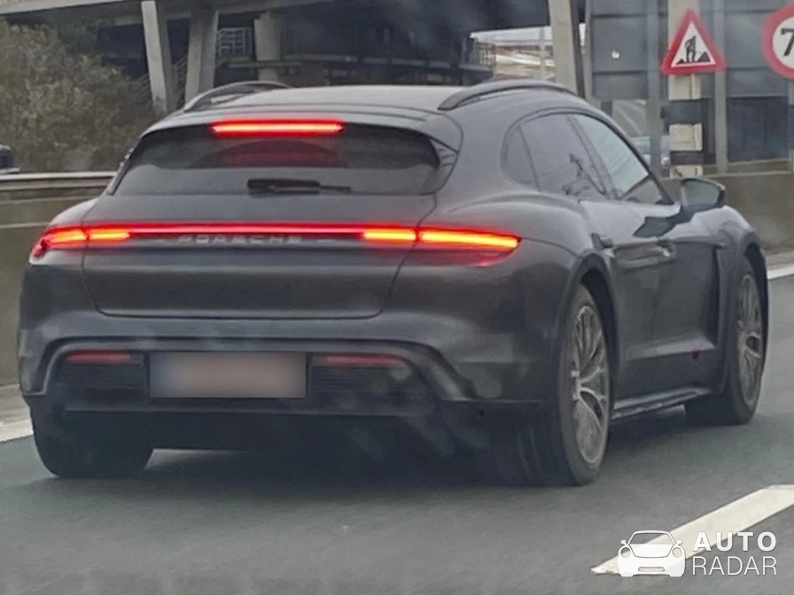 Porsche Taycan 4 Cross Turismo spotted in Prouvy, France