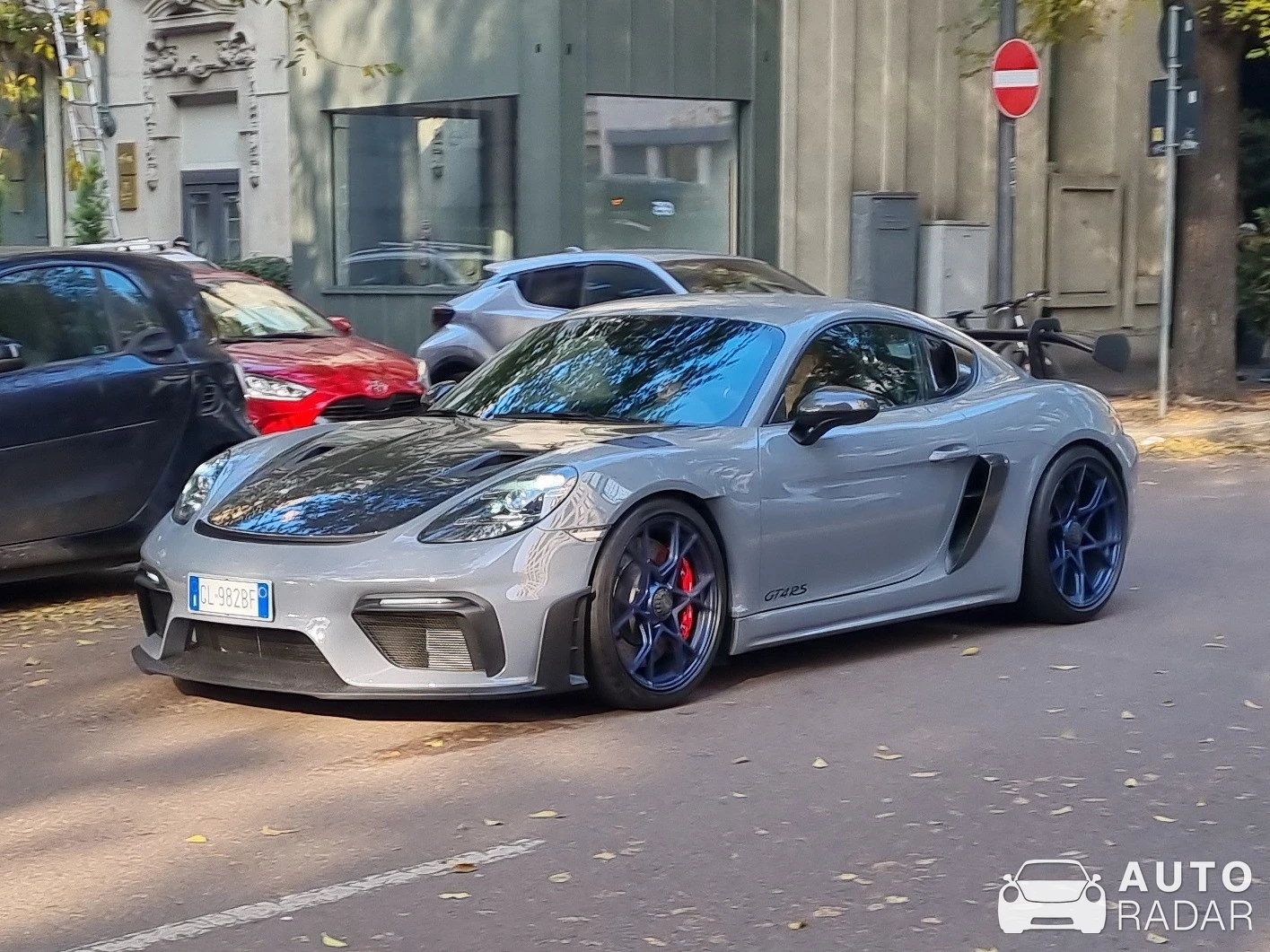 Porsche 718 Cayman GT4 RS spotted in Milano, Italia