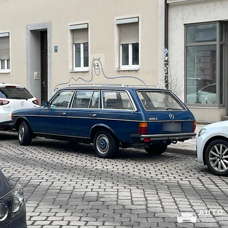 Mercedes-Benz 200T W123 spotted in München