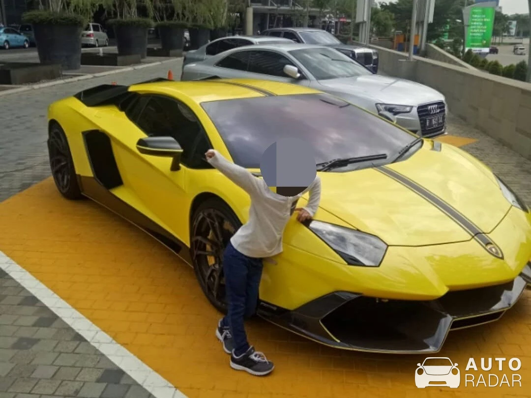 Lamborghini Aventador LP700-4 spotted in Jakarta Utara, Indonesia