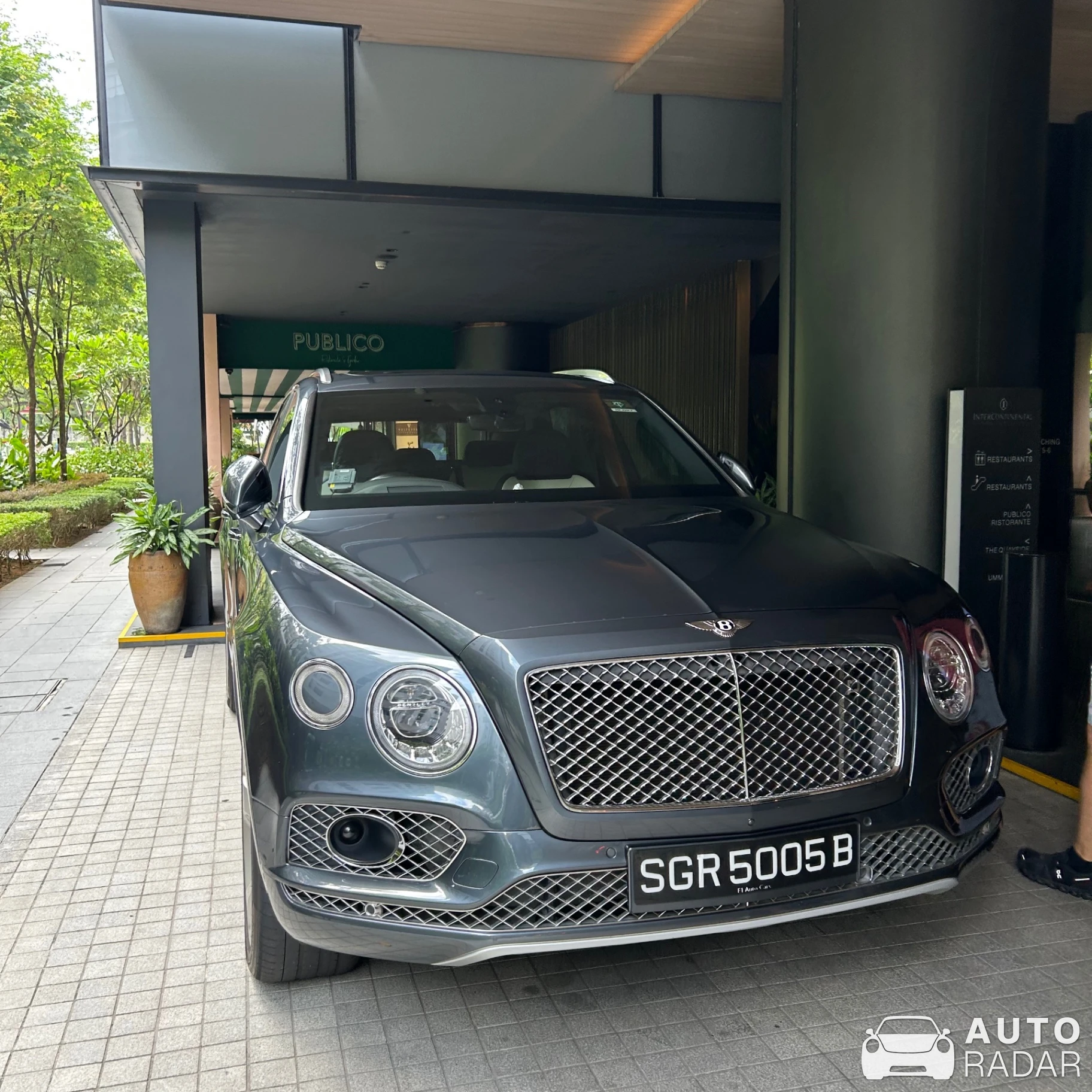 Bentley Bentayga spotted in Singapore, Singapur