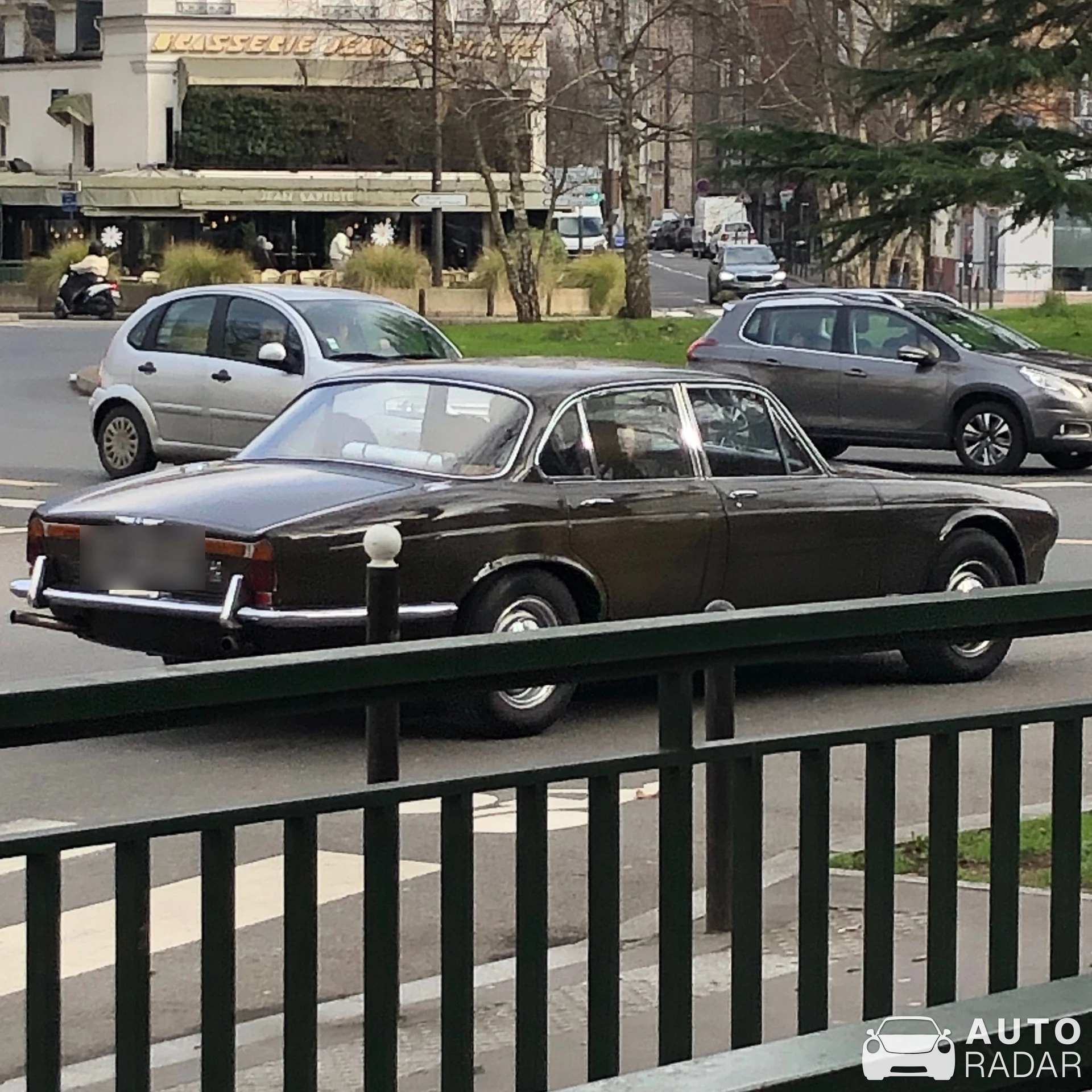 Jaguar XJ6 spotted in Boulogne-Billancourt, France