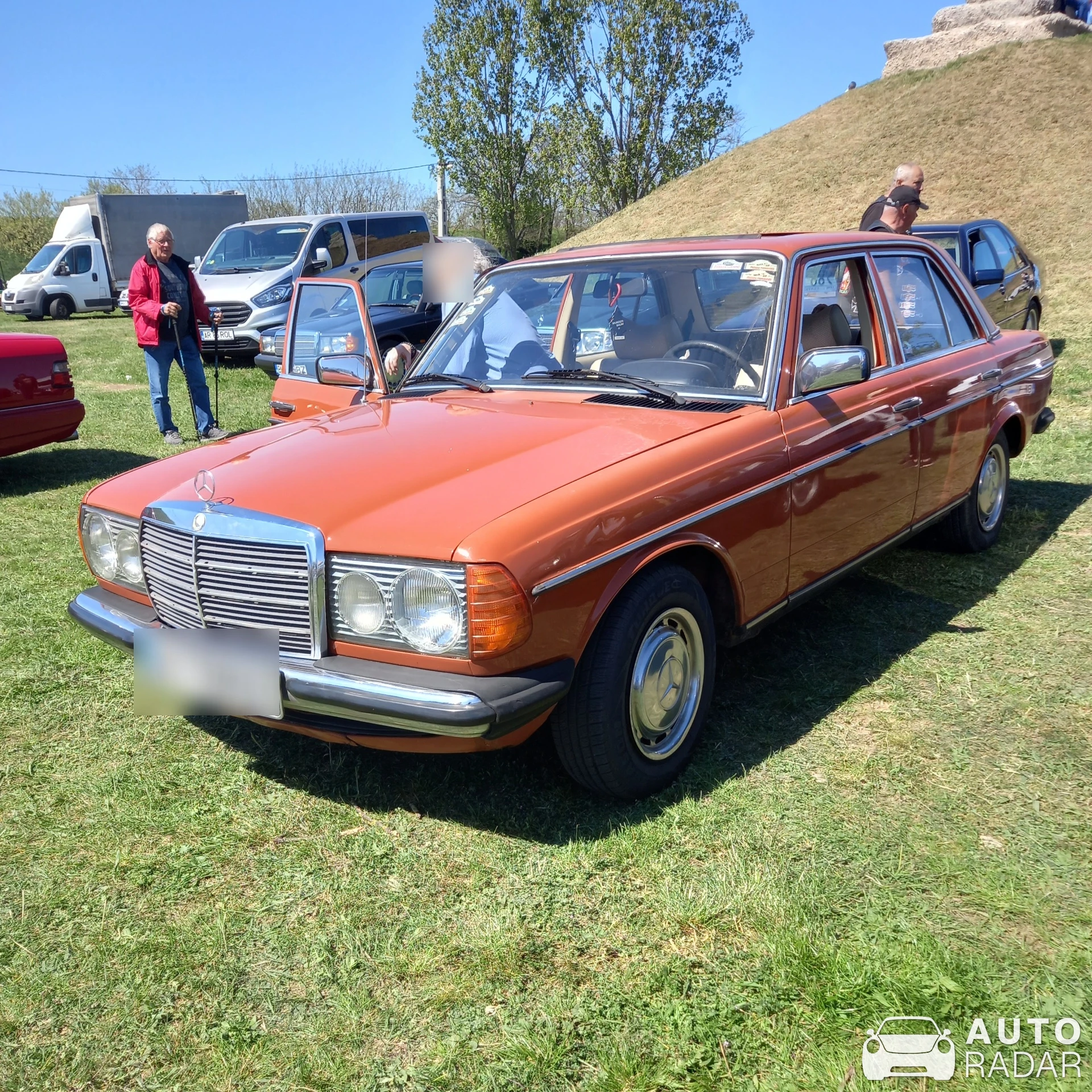 Mercedes-Benz 200D W123 spotted in Biharia