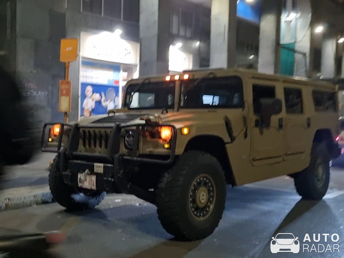 Hummer H1 spotted in Milano, Italia