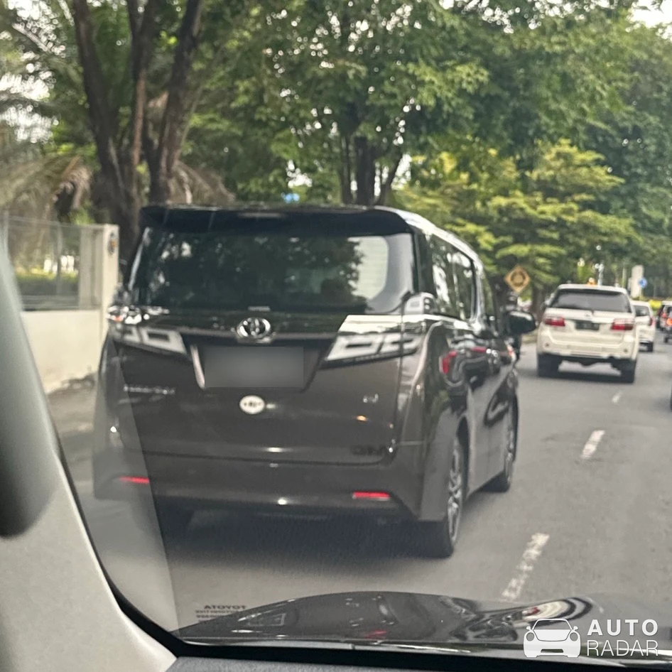 Toyota Vellfire spotted
