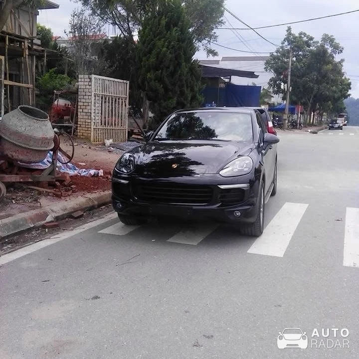 Porsche Cayenne S spotted in Thành phố Lào Cai