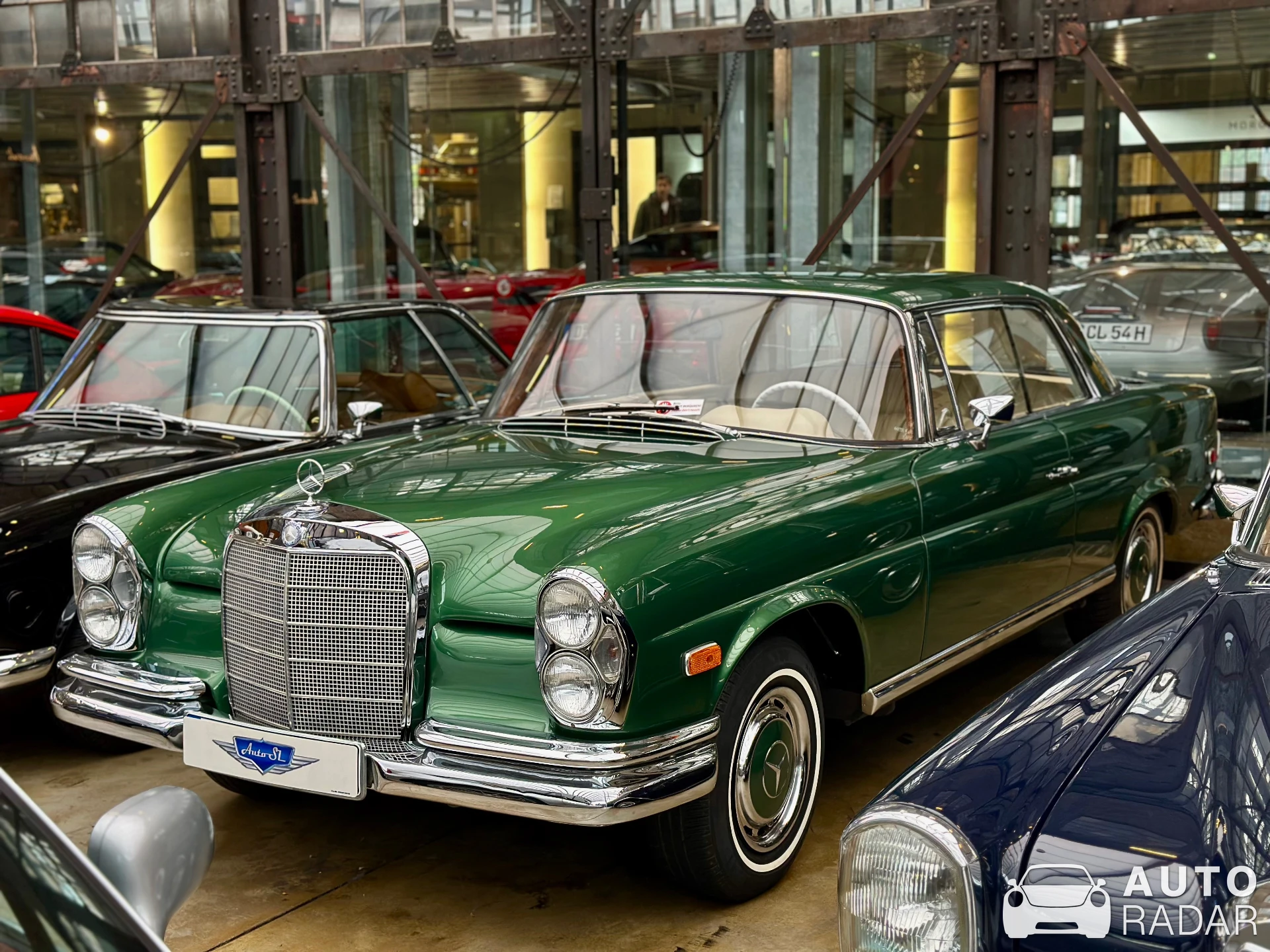 Mercedes-Benz 280 SE spotted in Düsseldorf, Germany