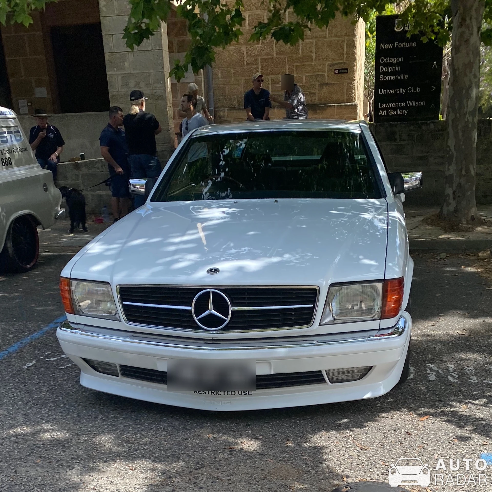 Mercedes-Benz 560 SEC spotted in Crawley, Australia
