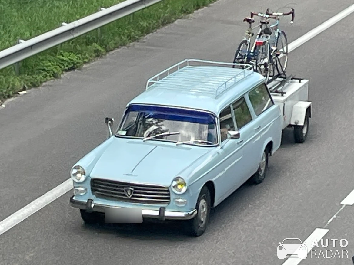 Peugeot 404 spotted in Dommartin-lès-Toul
