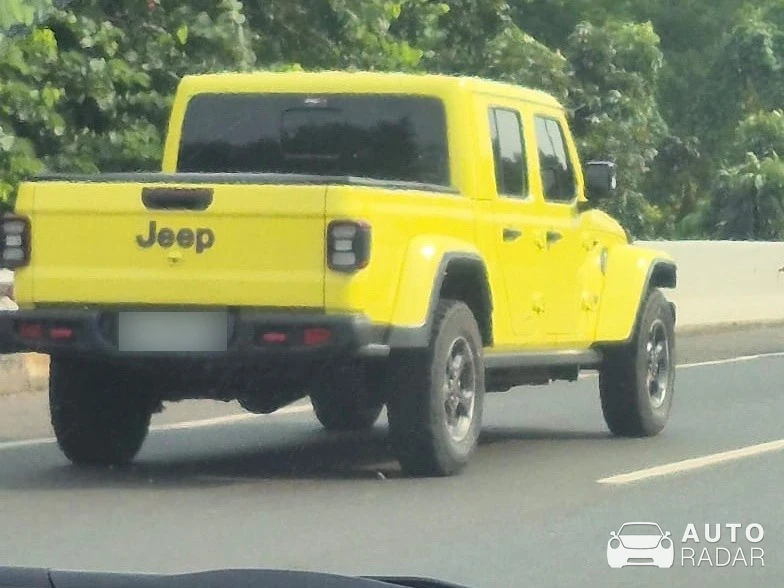 Jeep Gladiator spotted in Jakarta, Indonesia