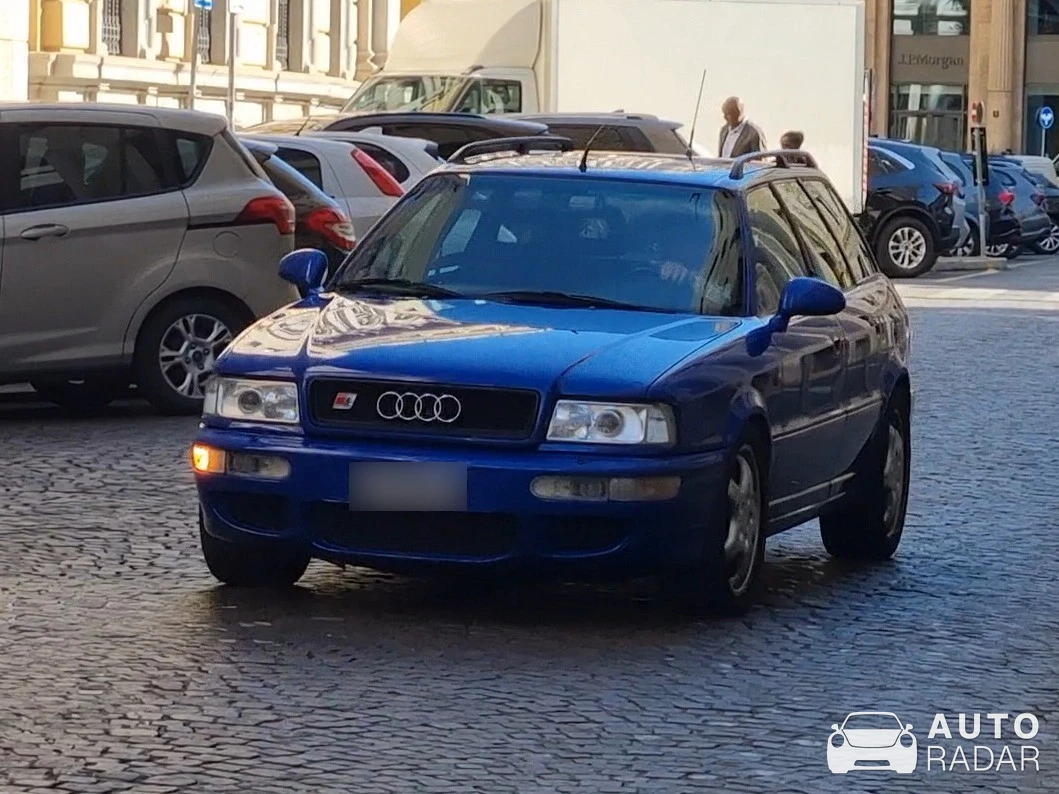 Audi RS2 Avant spotted in Milano, Italia