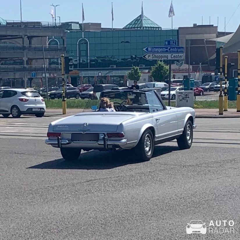 Mercedes-Benz 200D W113 spotted in Antwerpen