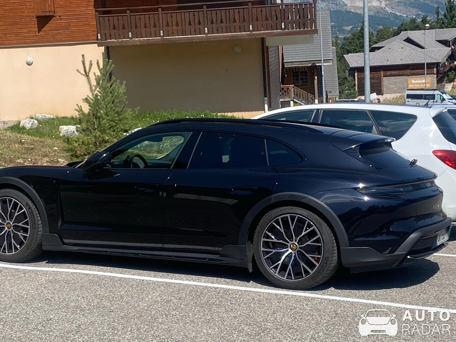 Porsche Taycan 4 Cross Turismo spotted in Gap