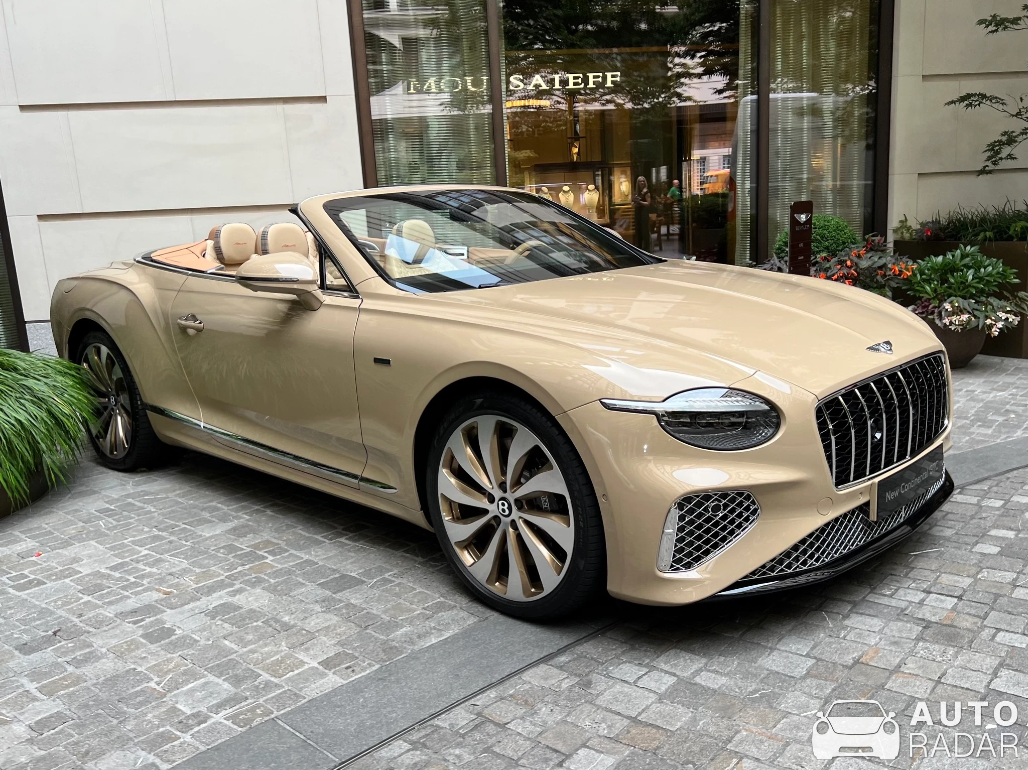 Bentley Continental GTC V8 Azure 2024 spotted in Greater London, Royaume-Uni