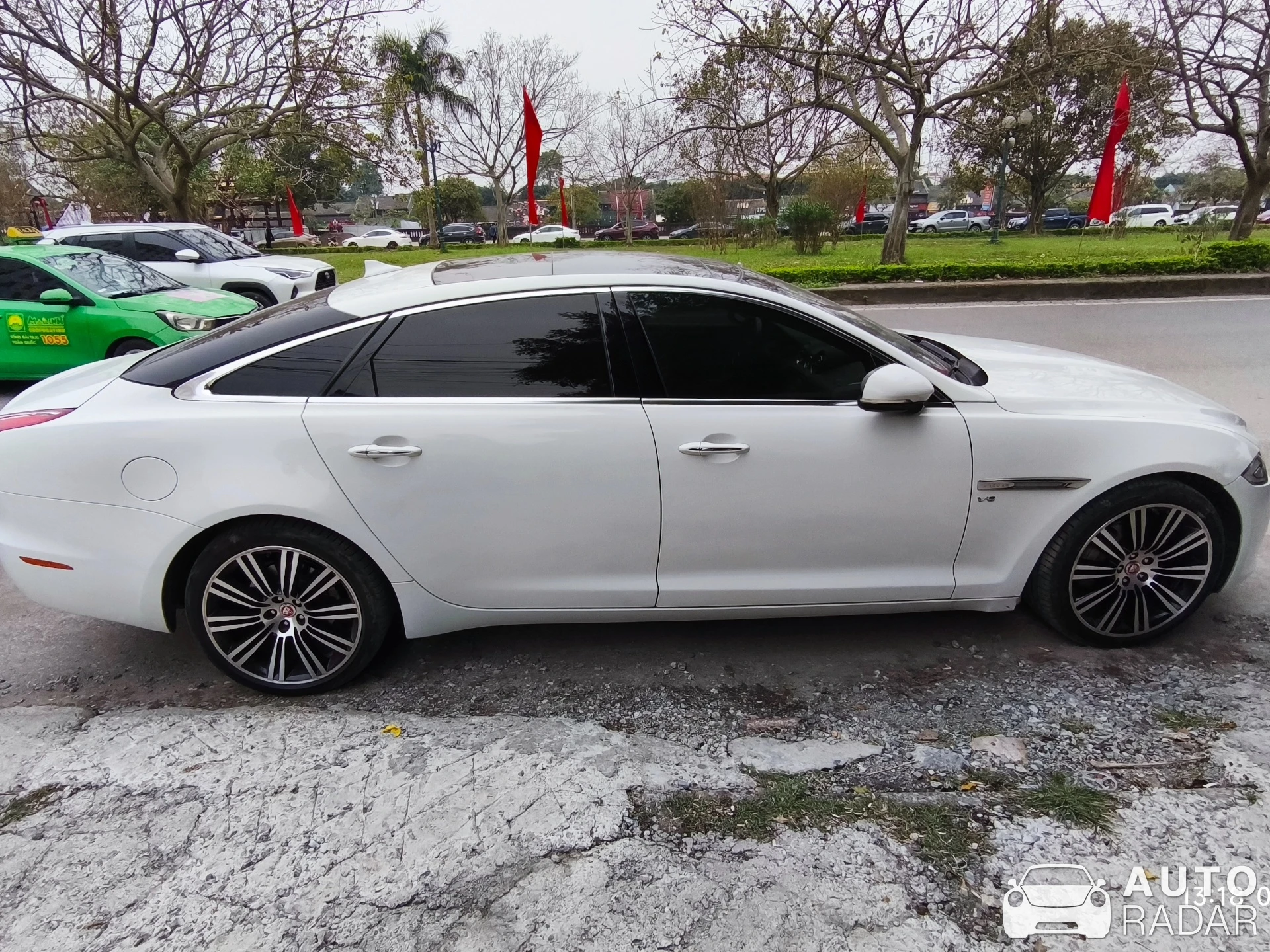 Jaguar XJ spotted in Ninh Bình, Vietnam