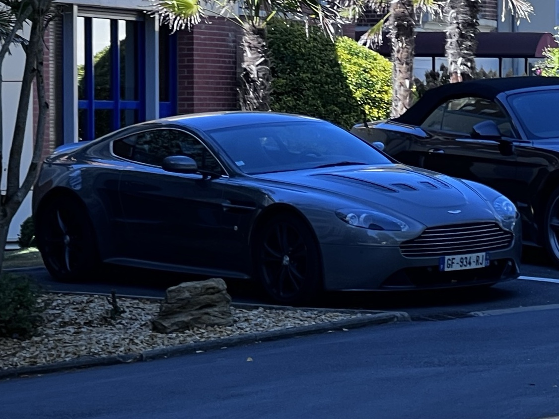 Aston Martin V8 Vantage 2012