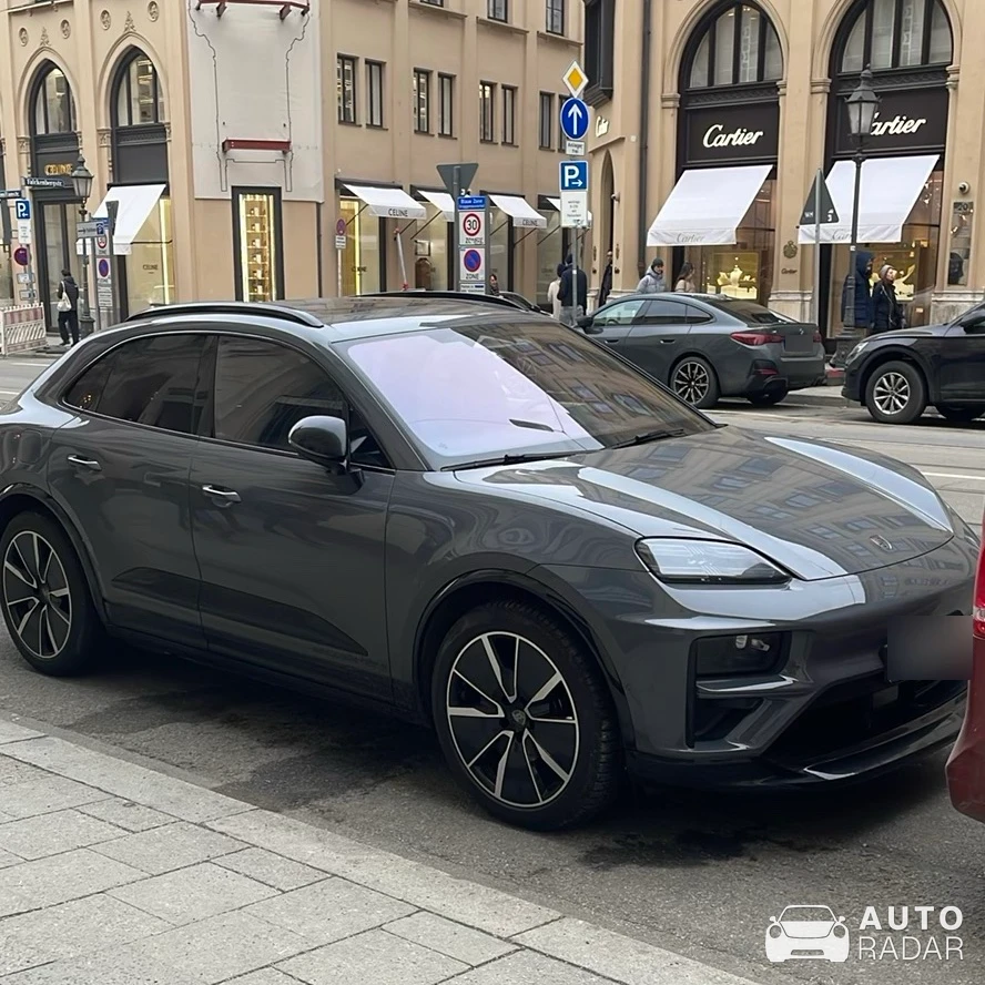 Porsche Macan Turbo spotted in München, Deutschland