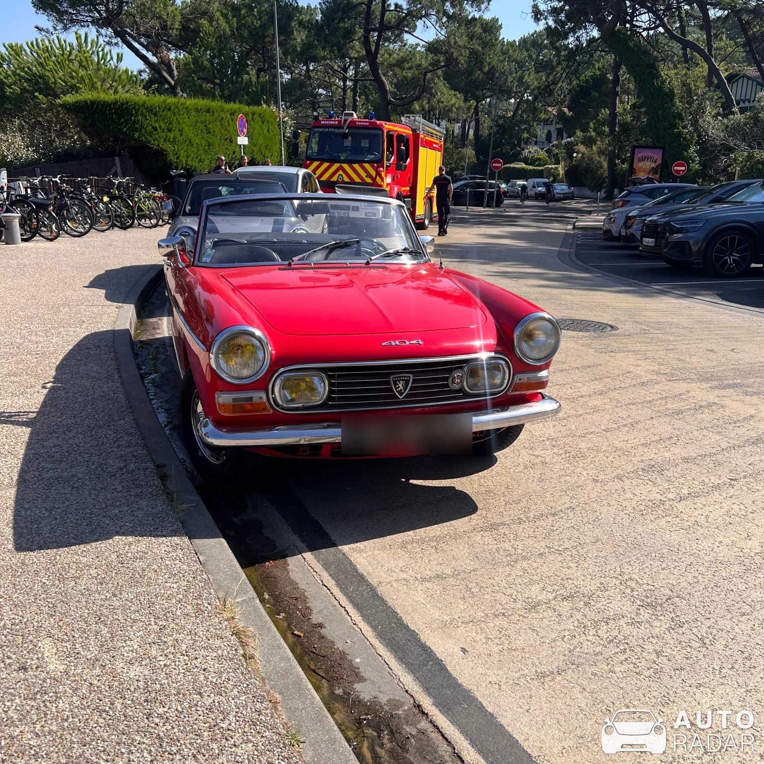 Peugeot 404 Cabriolet spotted in La Teste-de-Buch