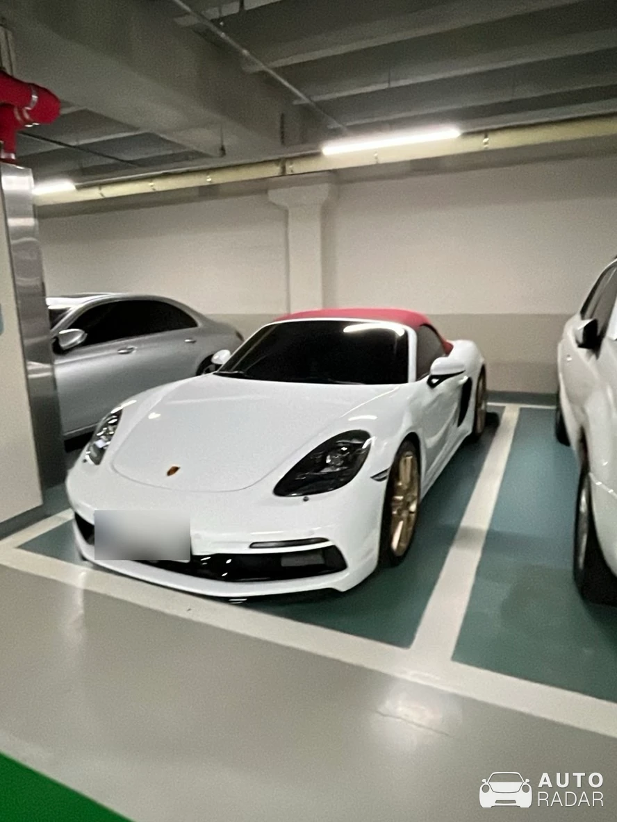 Porsche 718 Boxster spotted in 송파구, 대한민국