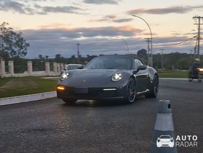 Porsche 992 Carrera 4 Cabriolet MkI spotted in Brasília, Brazil